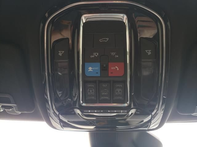 Used 2023 Jeep Grand Cherokee Overland w/ Luxury Tech Group IV AWD/4WD image 21