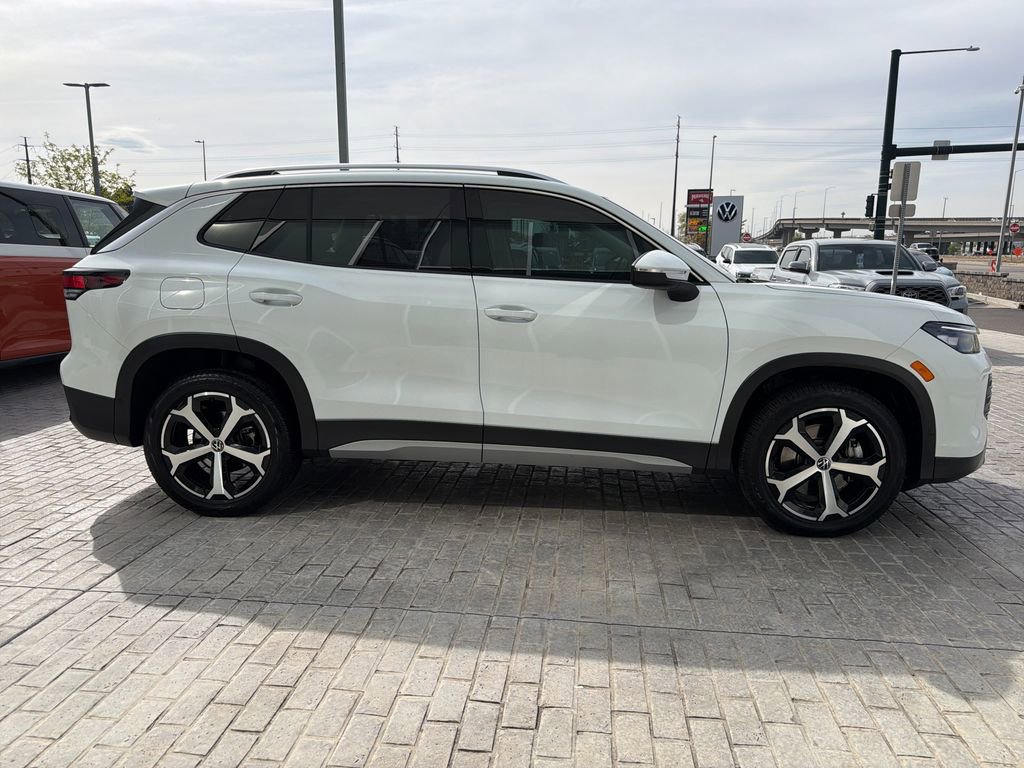 Certified 2025 Volkswagen Tiguan SE image 8