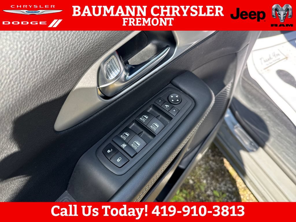 Used 2025 Chrysler Pacifica Limited FWD image 11