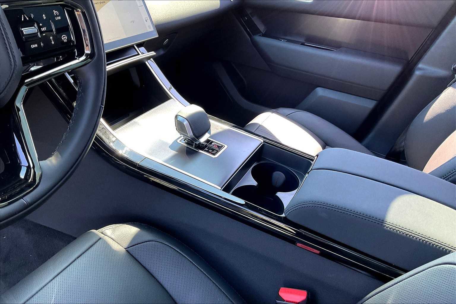 New 2026 Land Rover Range Rover Velar Dynamic SE image 7