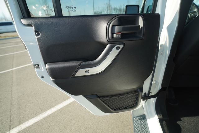 Used 2015 Jeep Wrangler Unlimited Sahara w/ Dual Top Group image 15