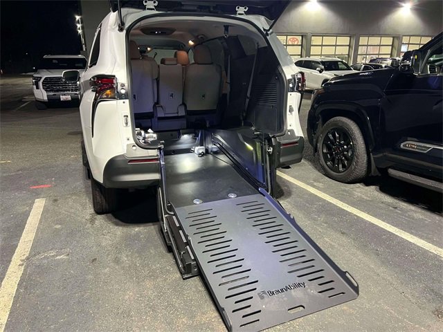 Used 2025 Toyota Sienna LE image 1