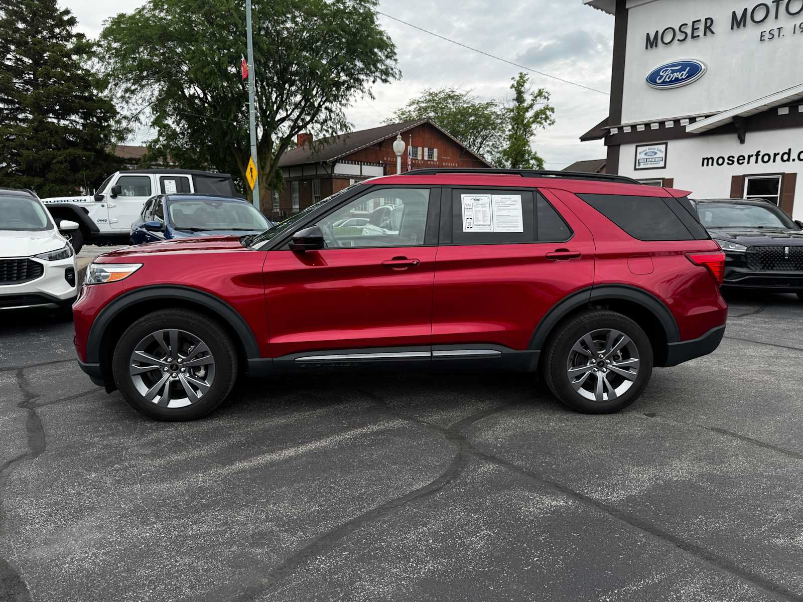 Used 2022 Ford Explorer XLT w/ Equipment Group 202A AWD/4WD image 8