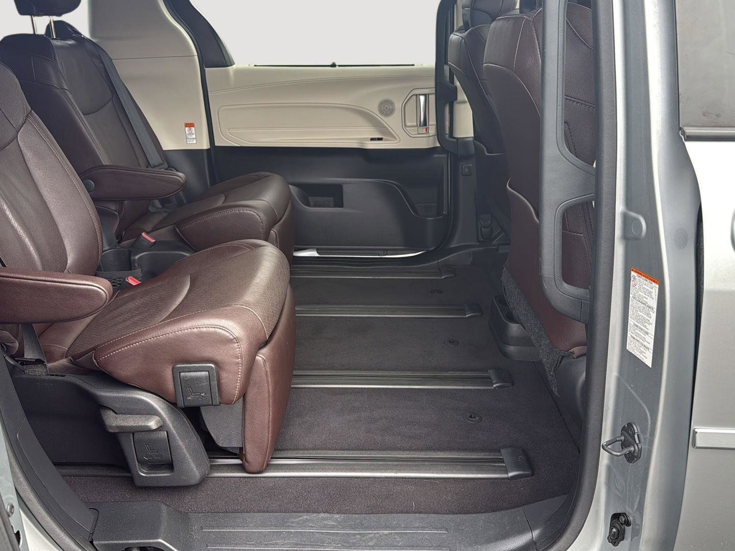 Used 2022 Toyota Sienna Platinum image 12