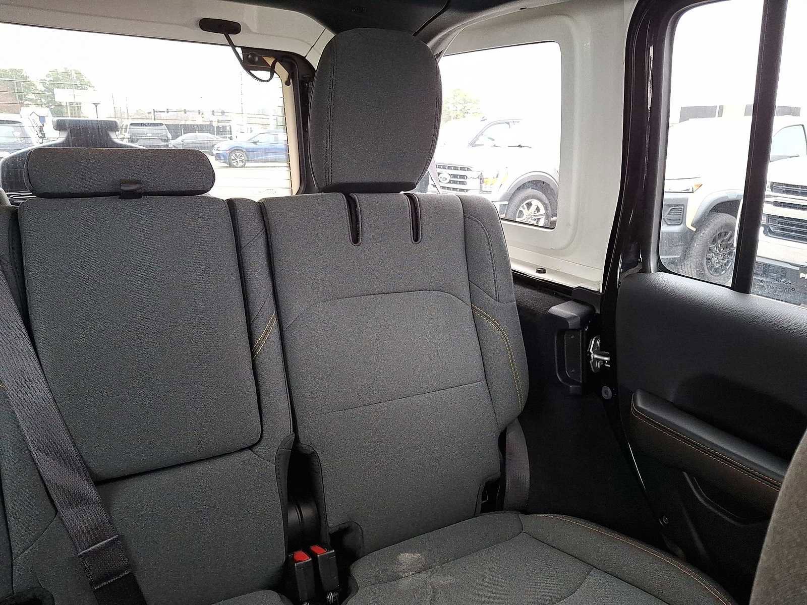 Used 2025 Jeep Wrangler Sahara image 15