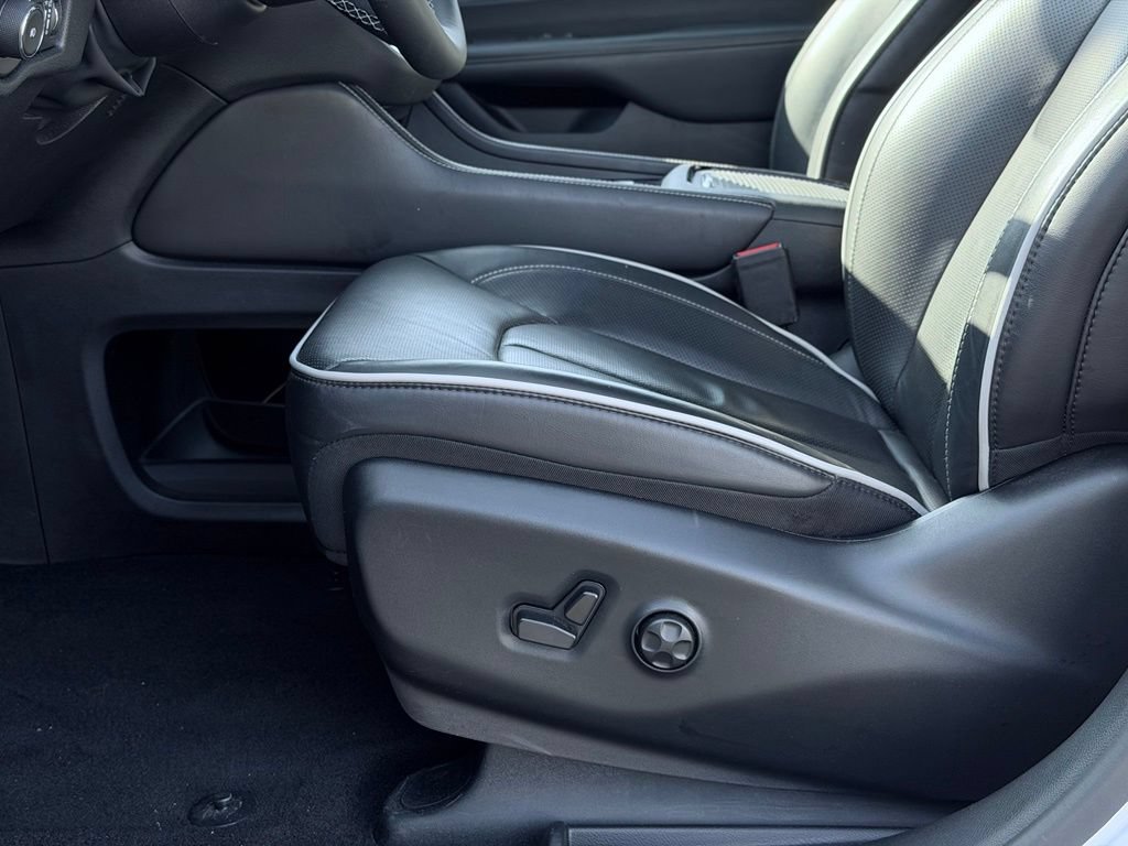 Used 2025 Chrysler Pacifica Limited FWD image 23