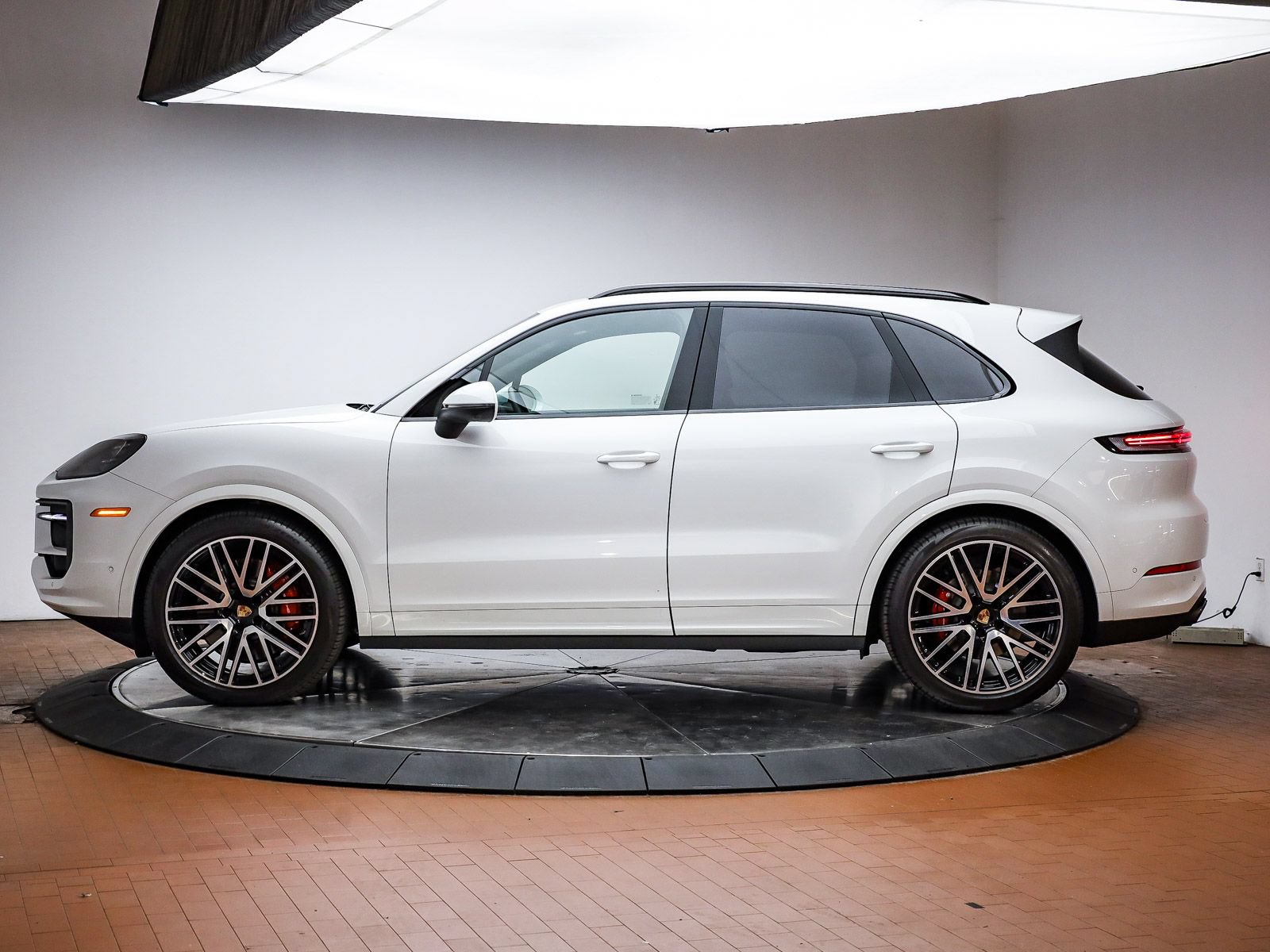 Certified 2025 Porsche Cayenne S AWD/4WD image 2