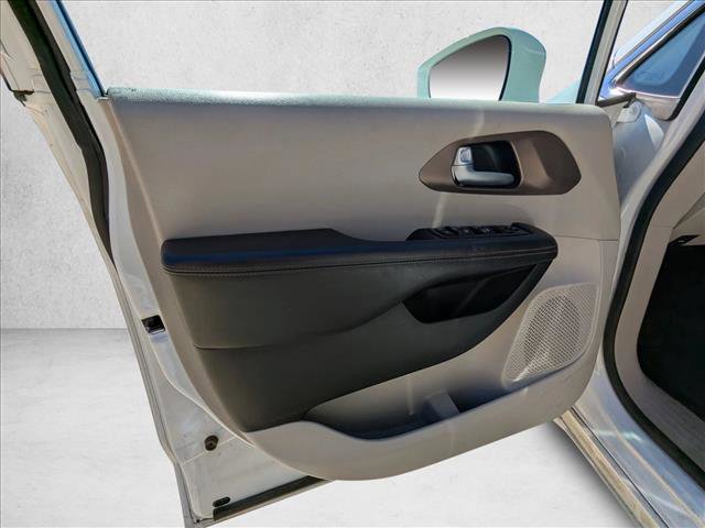 Used 2018 Chrysler Pacifica Touring-L image 5