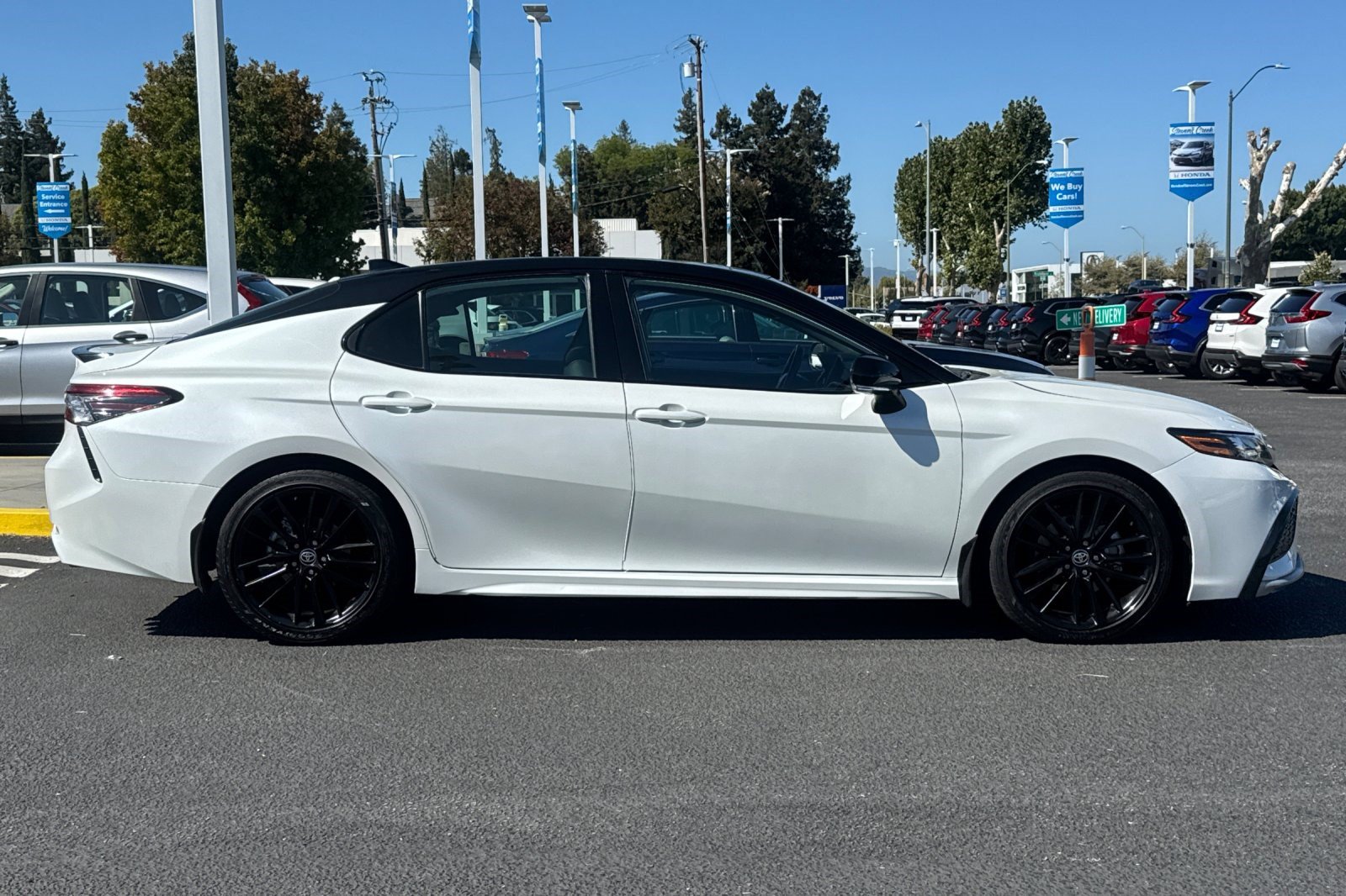 Used 2023 Toyota Camry XSE FWD image 8