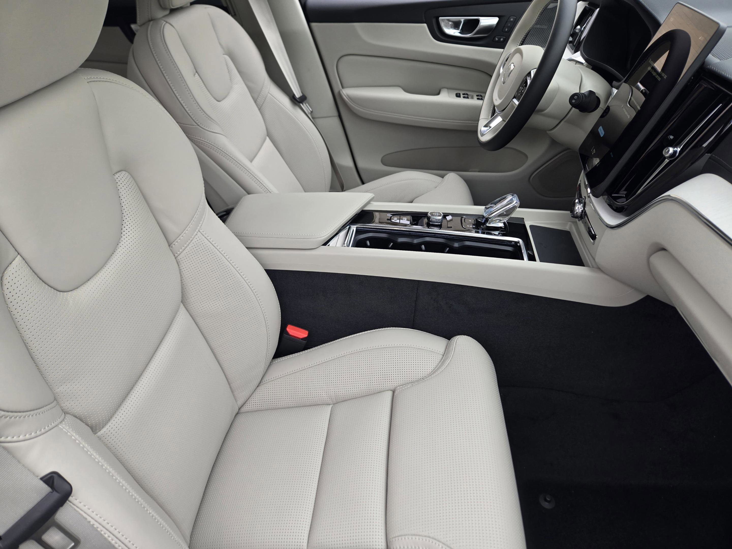 New 2026 Volvo XC60 B5 Ultra w/ Protection Package Premier AWD/4WD image 11