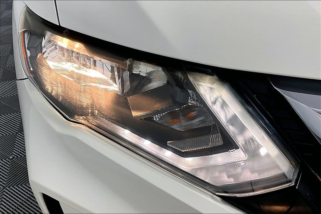 Used 2019 Nissan Rogue SV w/ Premium Package FWD image 28