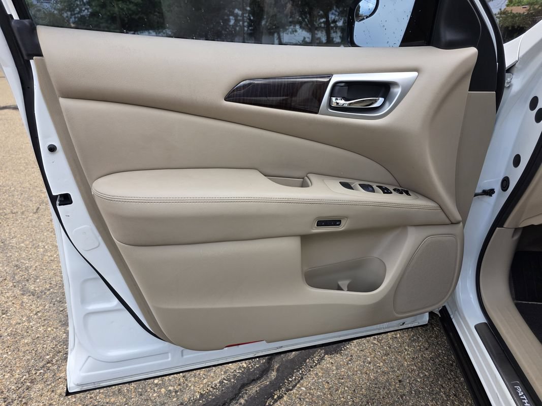 Used 2014 Nissan Pathfinder Platinum w/ Platinum Premium Package FWD image 13