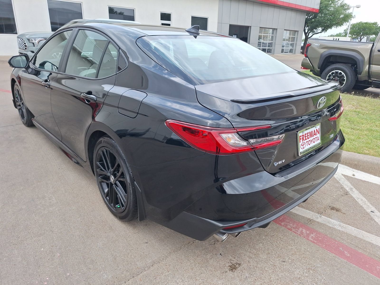 Used 2025 Toyota Camry SE FWD image 4