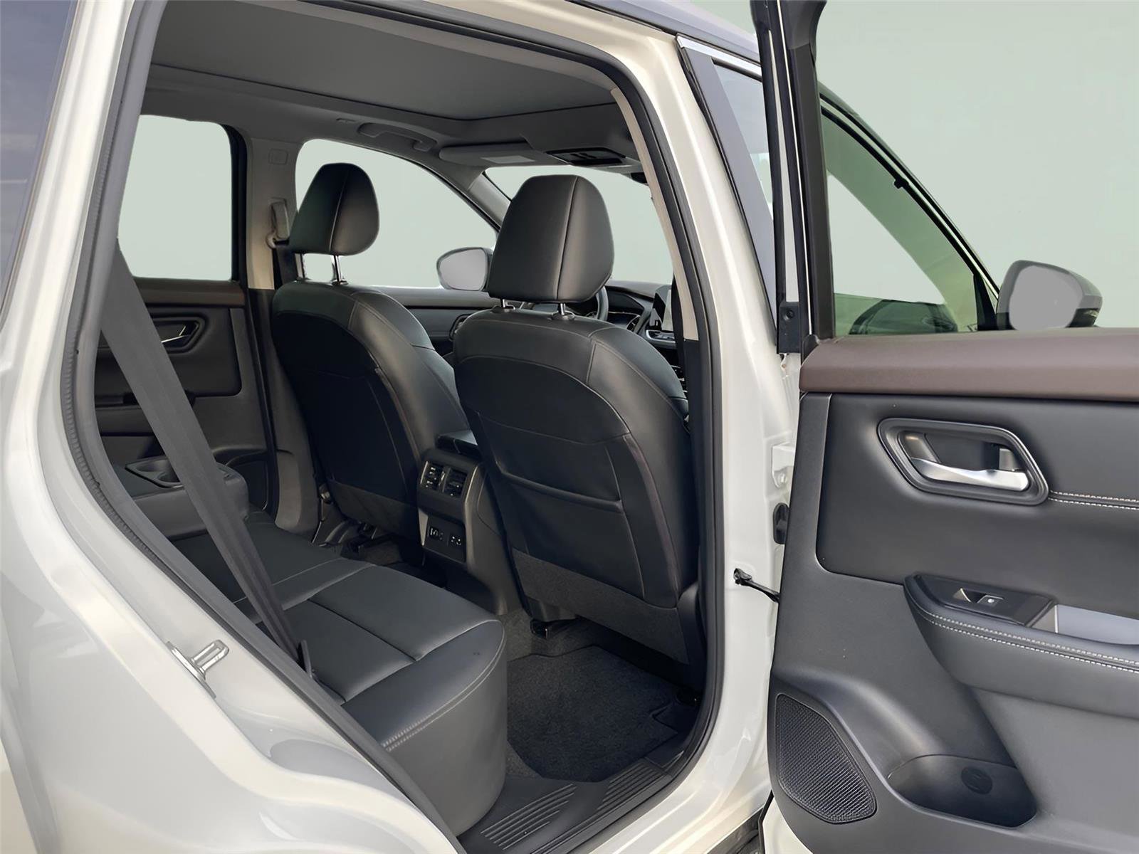 Used 2023 Nissan Rogue SL w/ SL Premium Package image 16