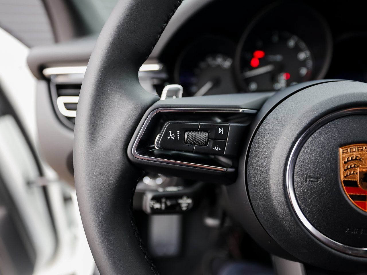 Certified 2026 Porsche Macan AWD/4WD image 17