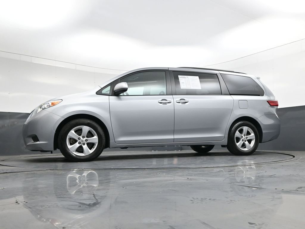 Used 2015 Toyota Sienna LE image 40
