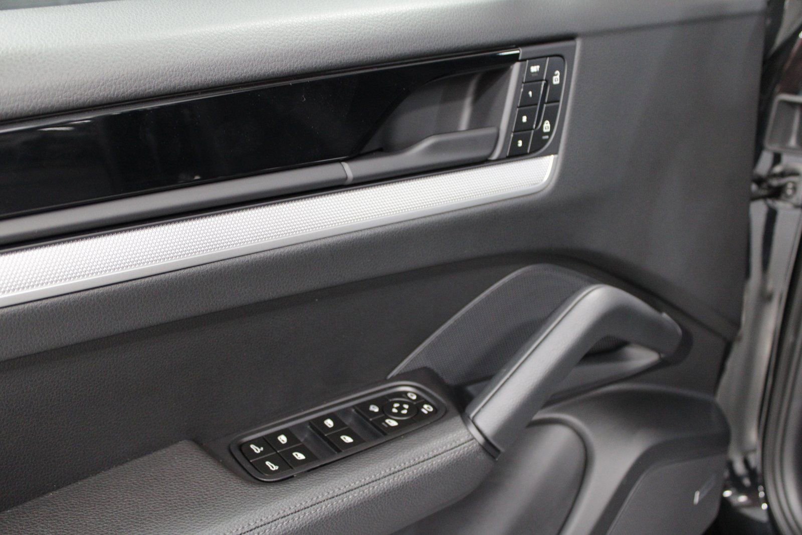 Certified 2025 Porsche Cayenne image 26