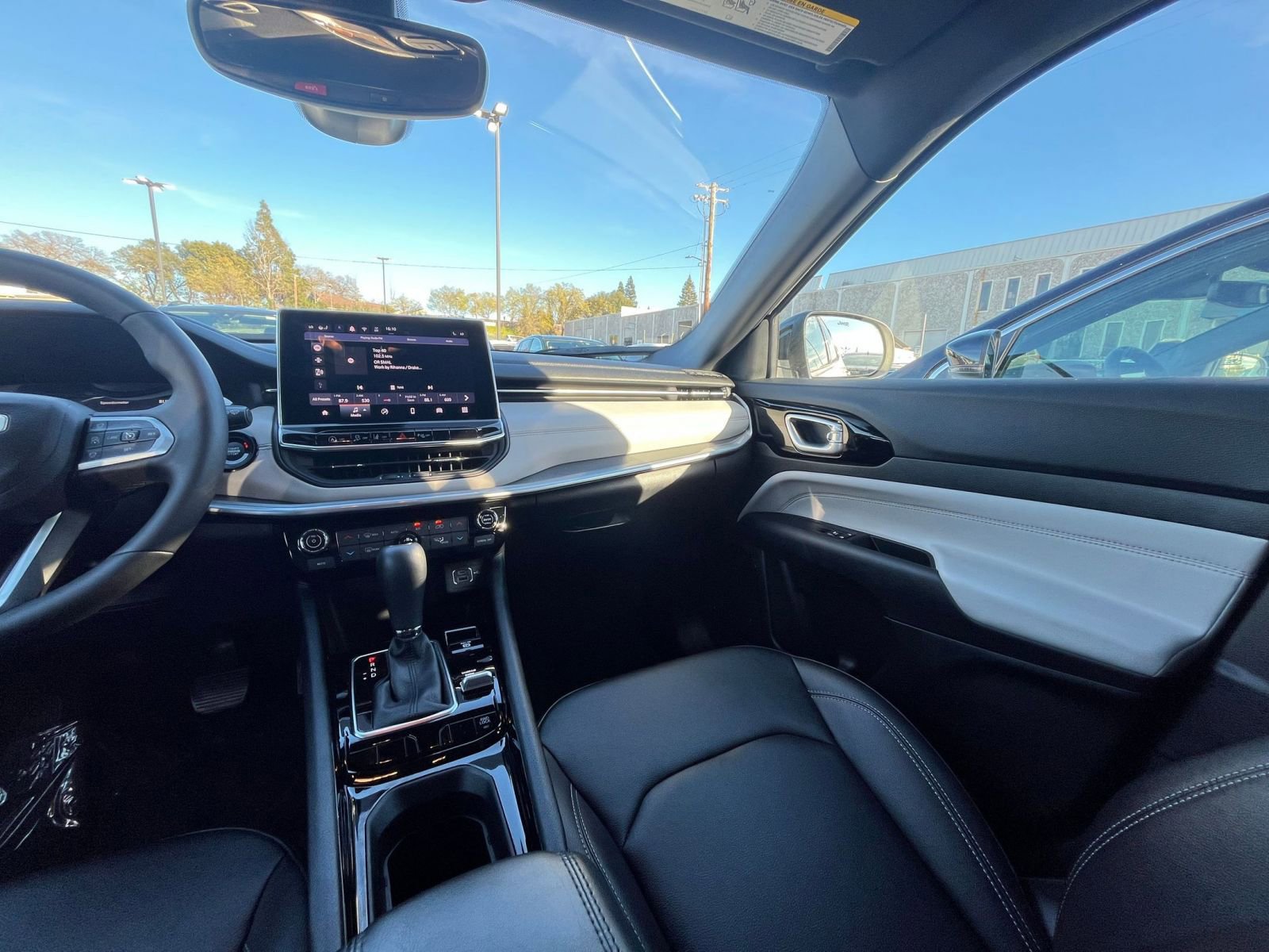 Used 2025 Jeep Compass Limited image 36