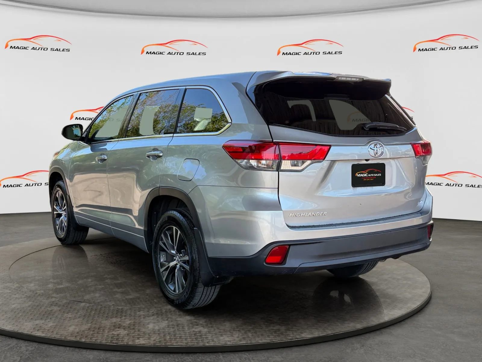 Used 2018 Toyota Highlander LE AWD/4WD image 8