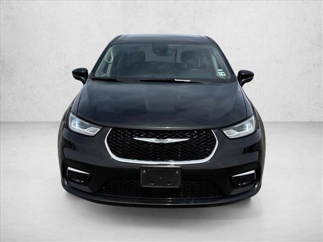 Used 2023 Chrysler Pacifica Touring-L FWD image 2
