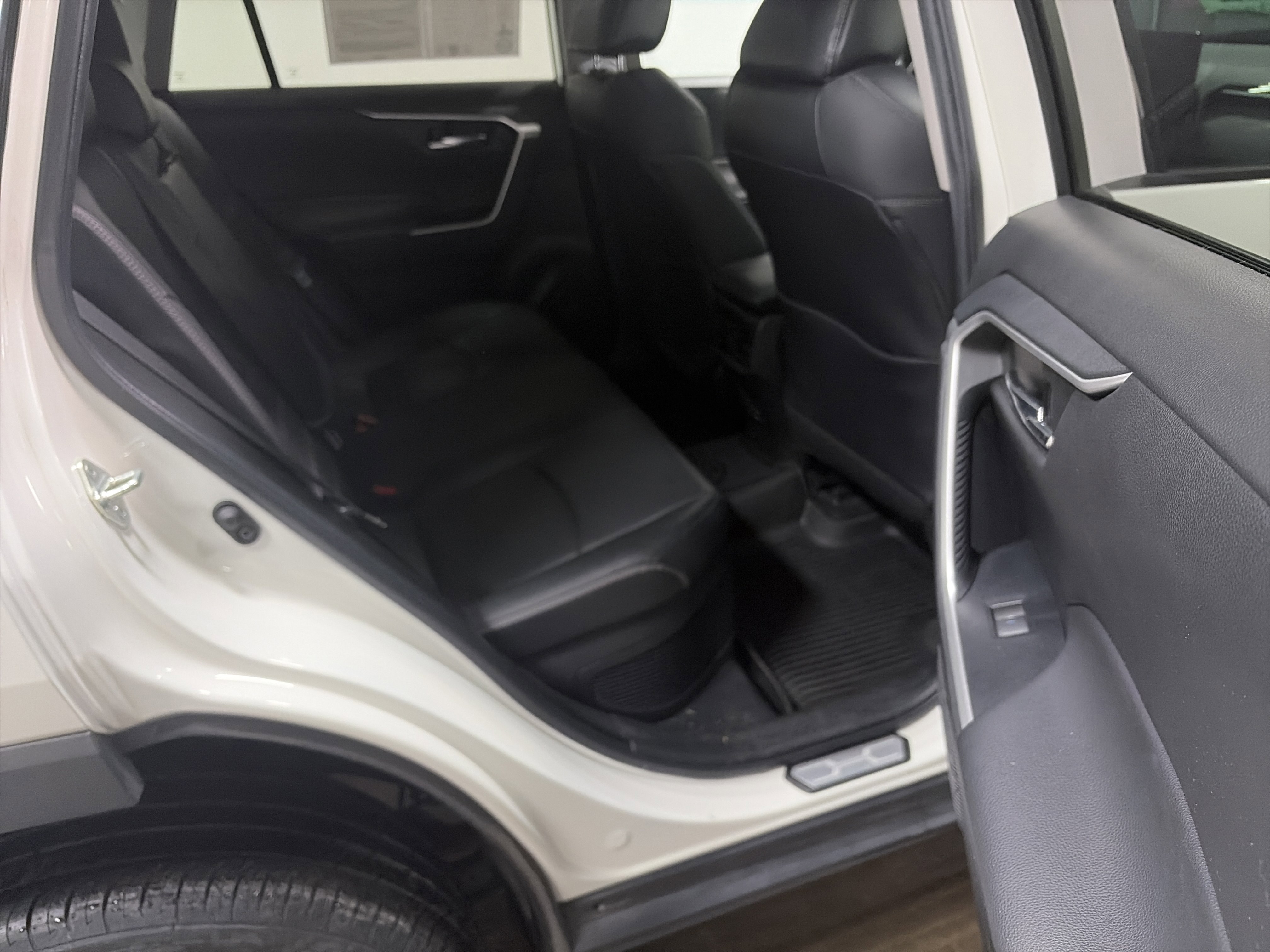 Used 2022 Toyota RAV4 XLE Premium image 32