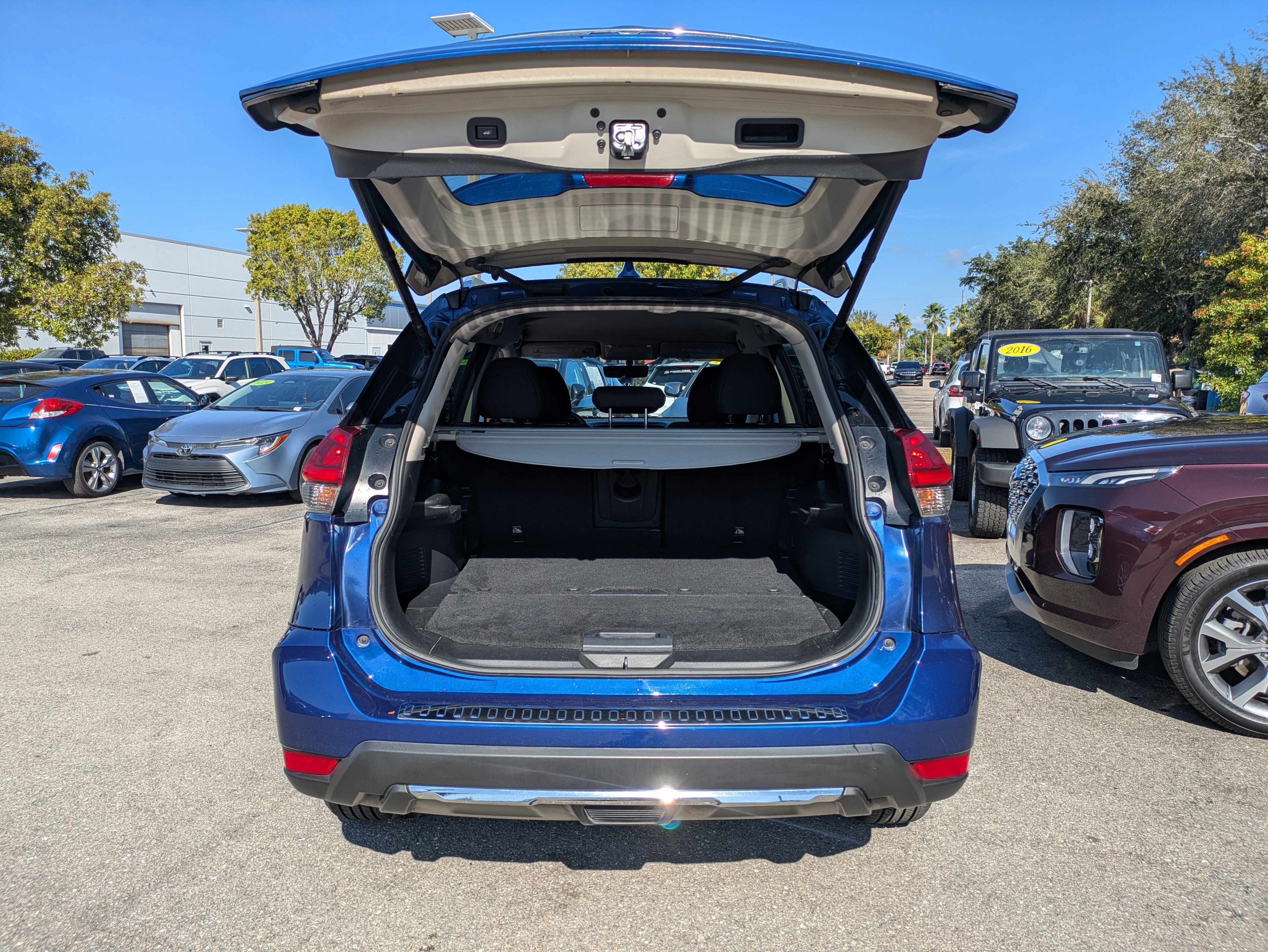 Used 2018 Nissan Rogue SV image 13