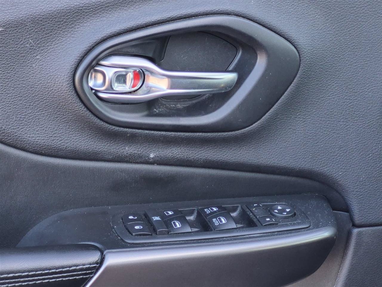 Used 2019 Jeep Cherokee Latitude w/ Popular Appearance Group FWD image 13