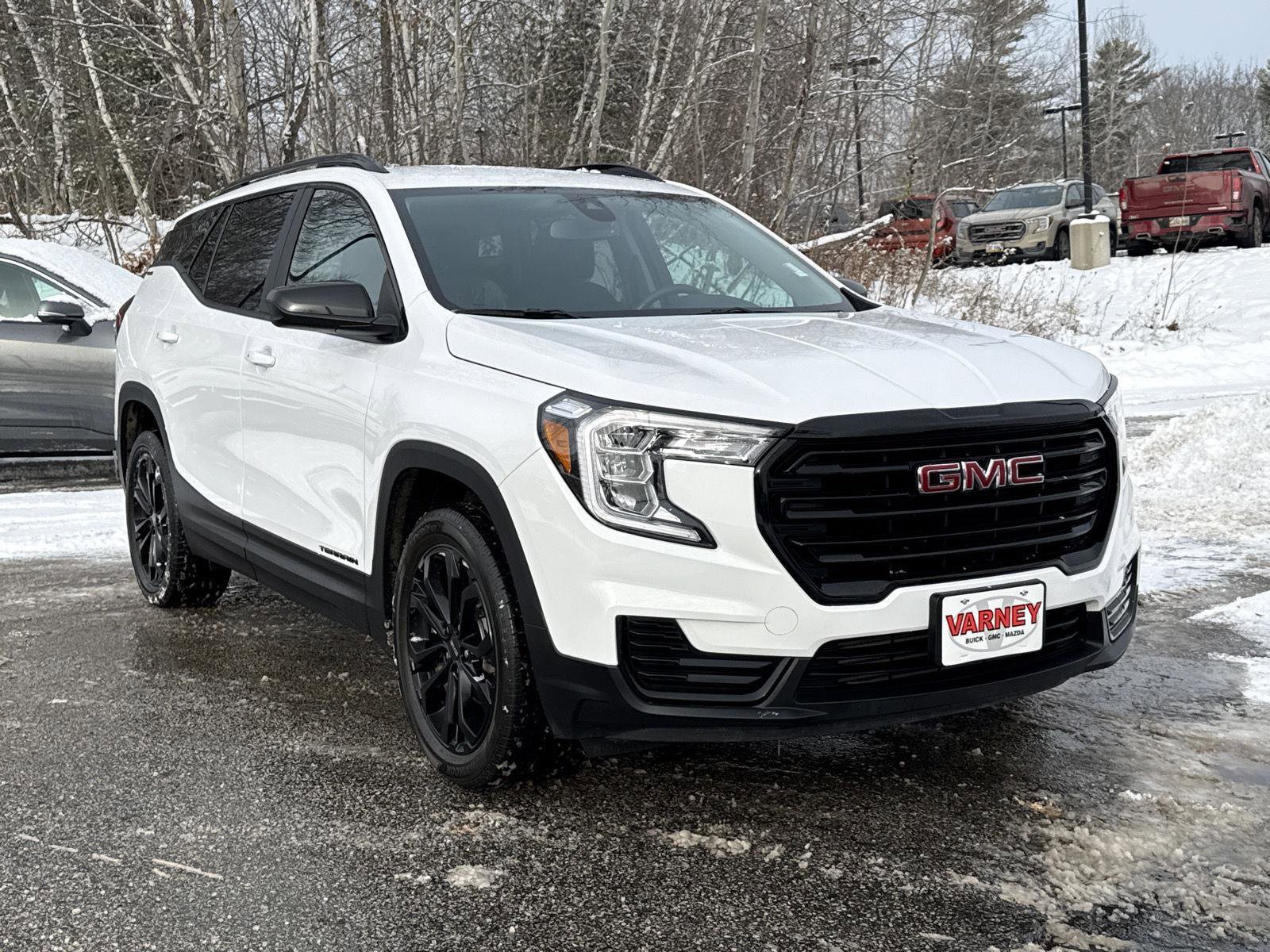 Used 2022 GMC Terrain SLE w/ Driver Convenience Package image 3