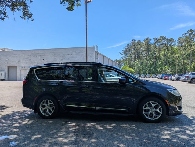 Used 2017 Chrysler Pacifica Touring-L w/ Tire & Wheel Group FWD image 4
