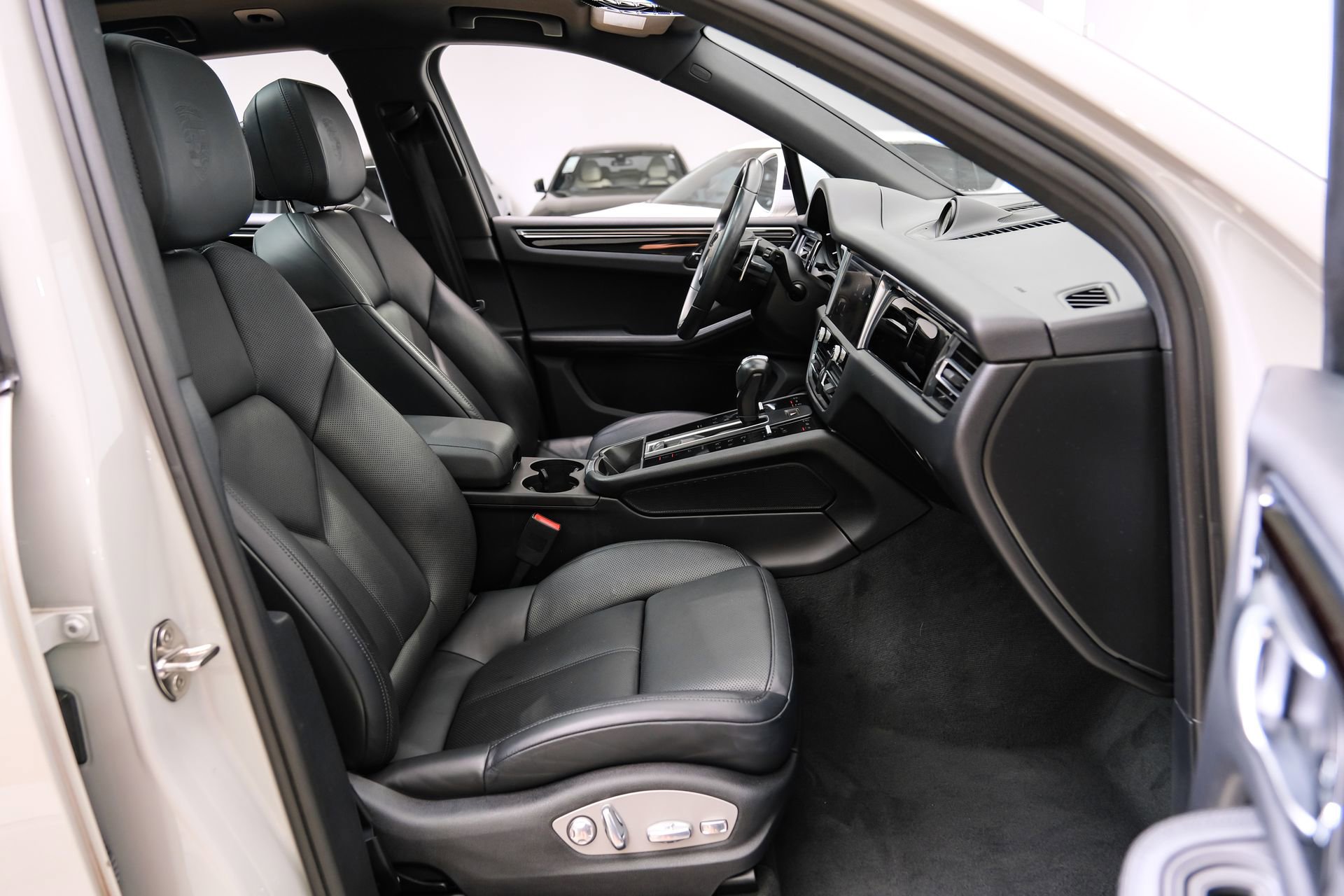 Used 2023 Porsche Macan AWD/4WD image 36