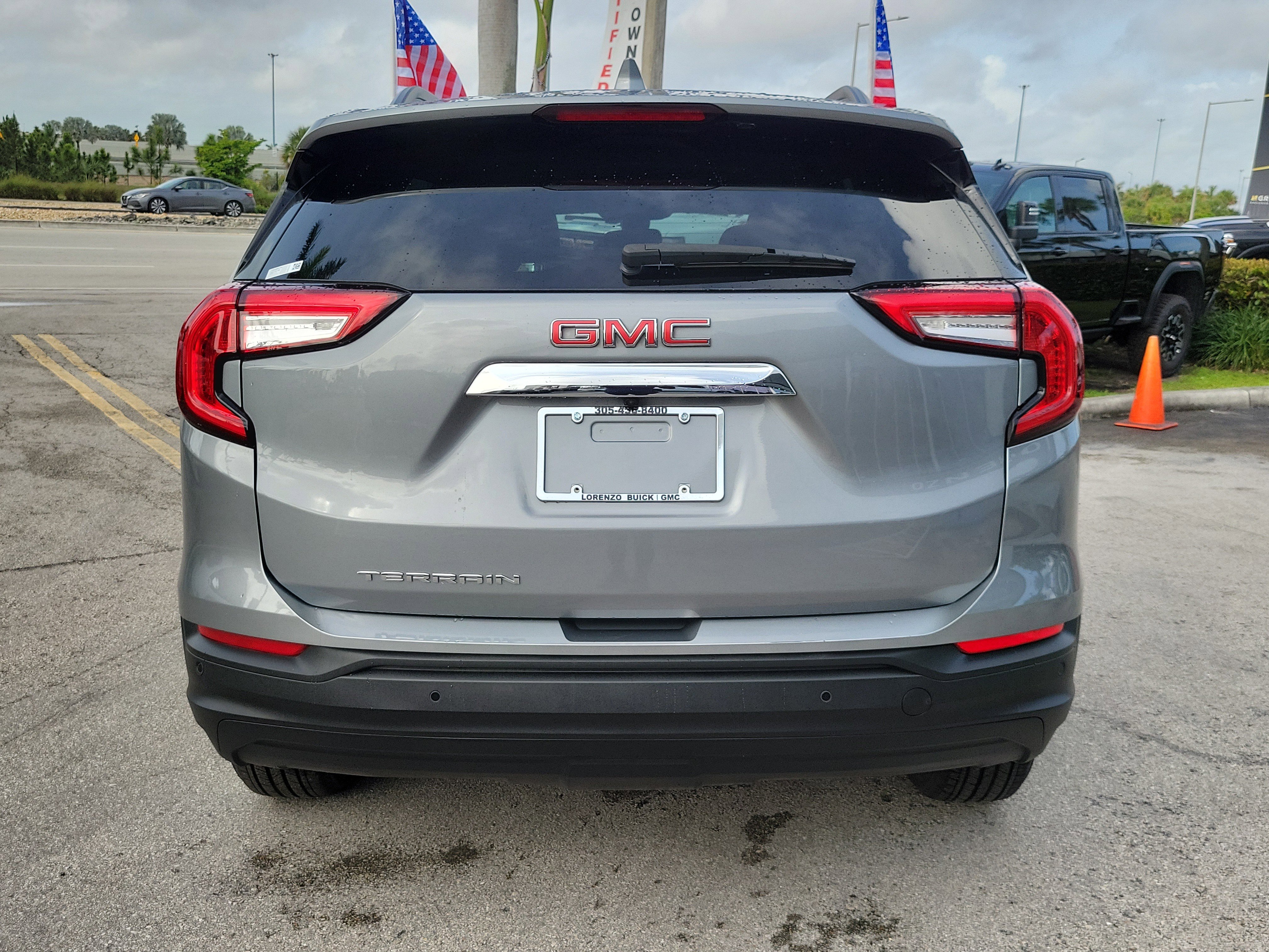 Used 2023 GMC Terrain SLE w/ Driver Convenience Package image 5