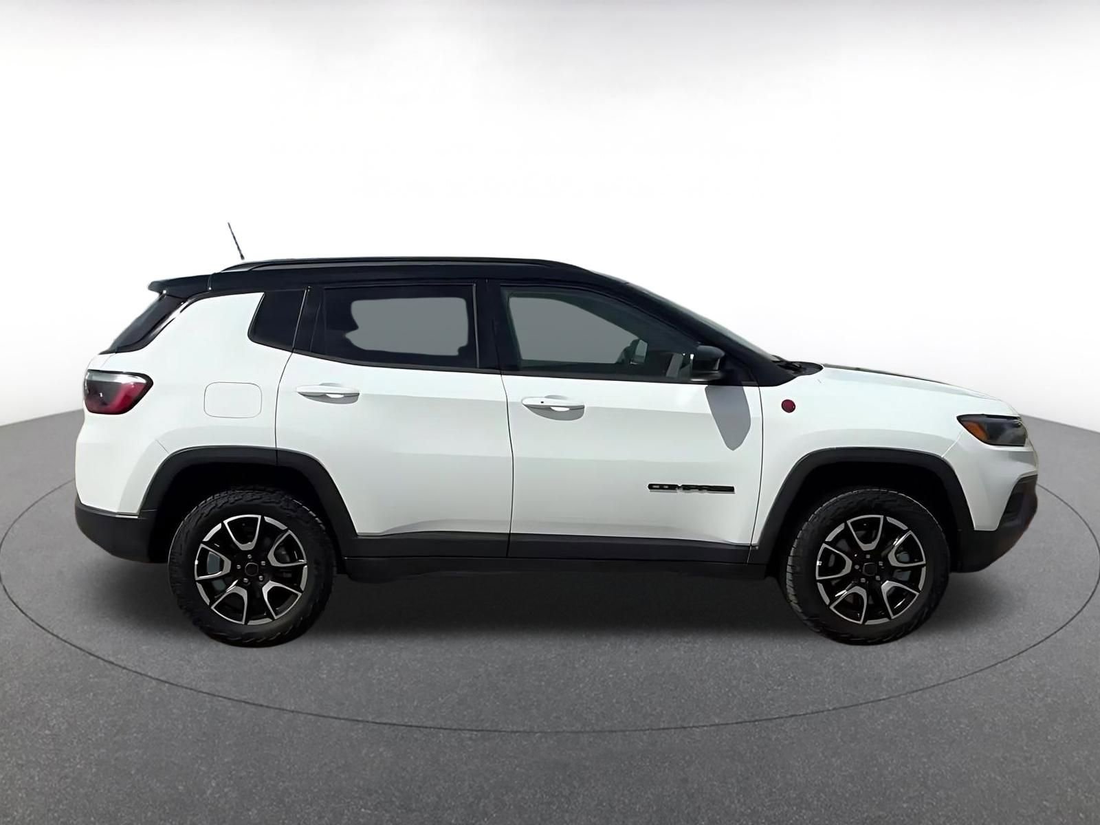 Used 2025 Jeep Compass Trailhawk image 15