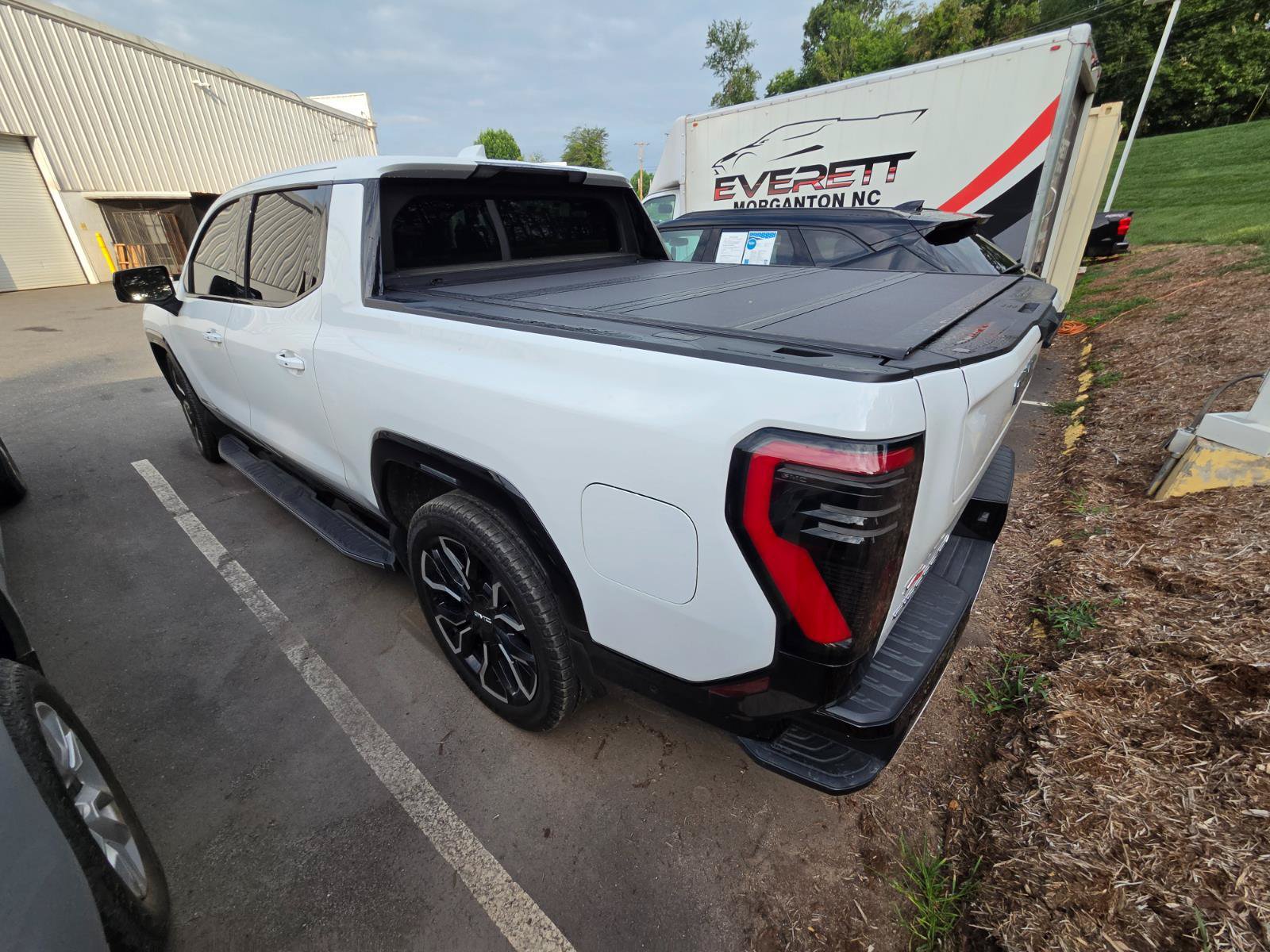 Used 2025 GMC Sierra EV Denali AWD/4WD image 8
