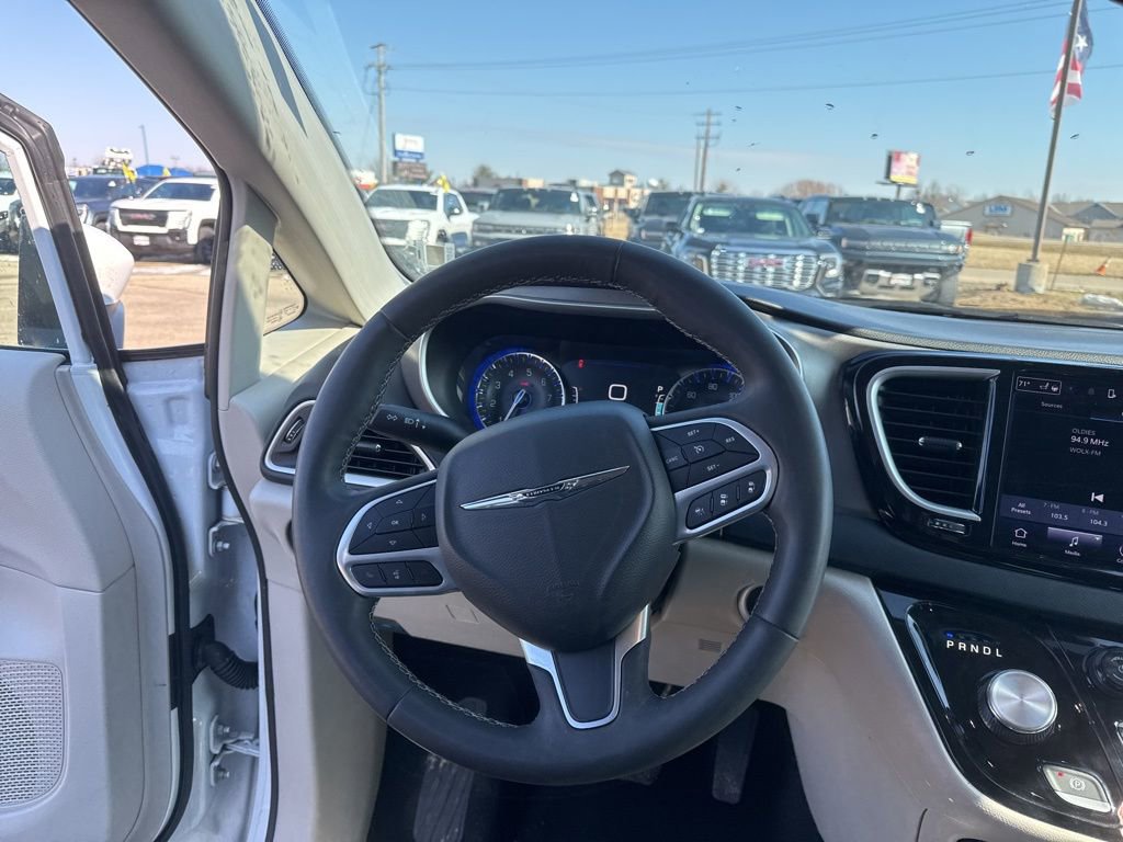 Used 2023 Chrysler Pacifica Touring-L FWD image 38