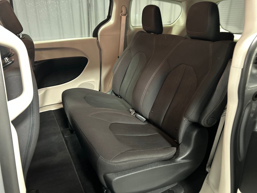 Used 2018 Chrysler Pacifica L image 21