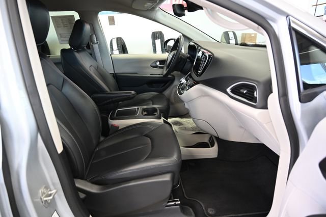 Used 2024 Chrysler Pacifica Touring-L FWD image 11