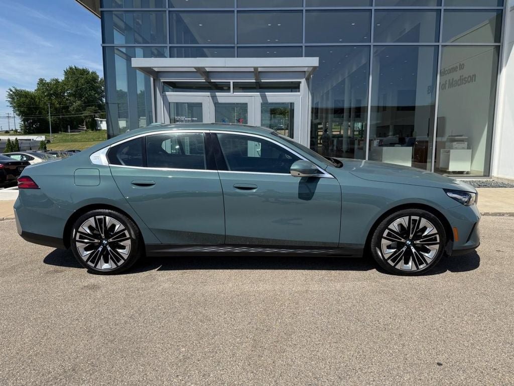 Used 2025 BMW 540i xDrive AWD/4WD image 2