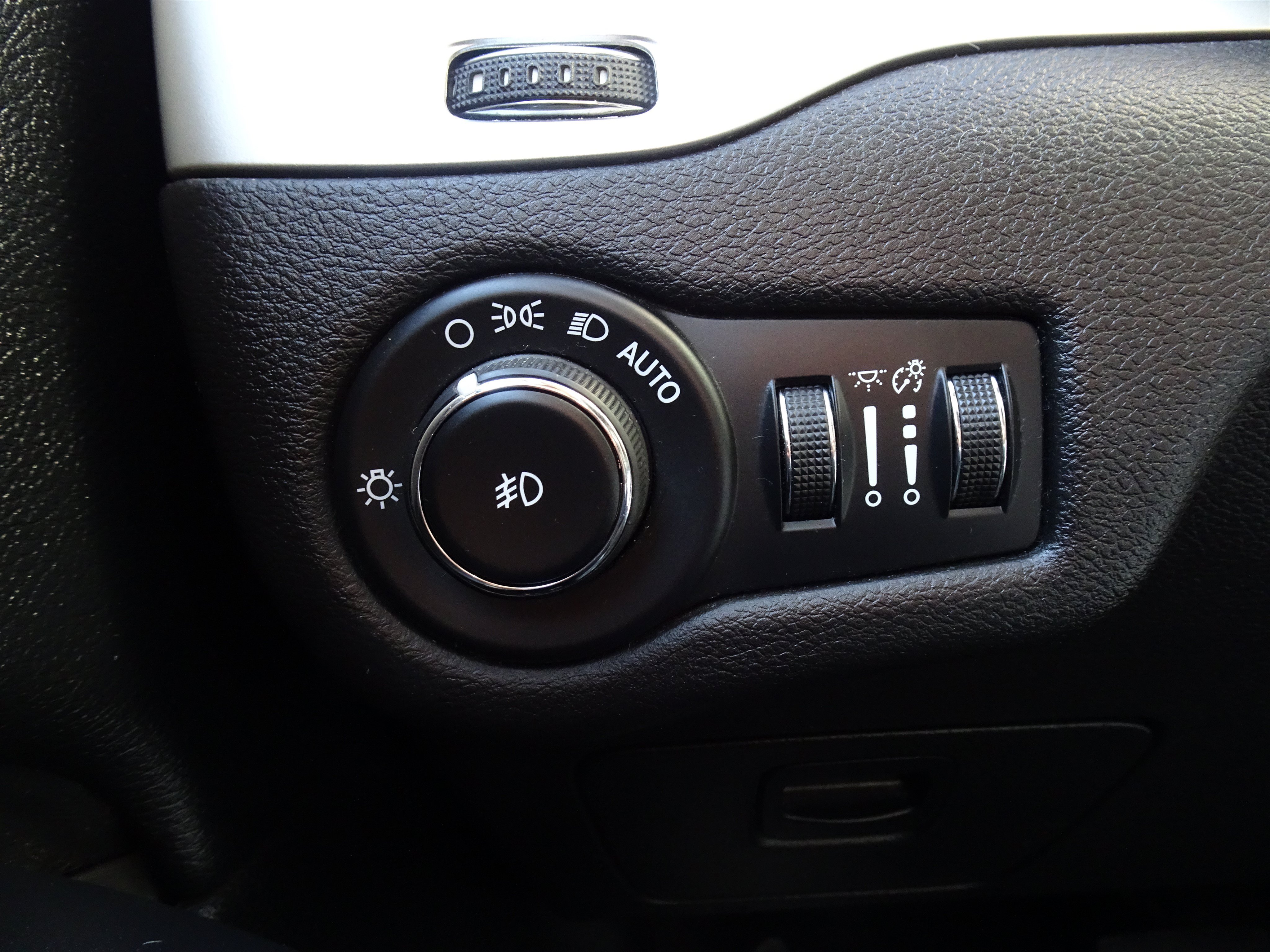 Used 2016 Jeep Cherokee Trailhawk w/ Cold Weather Group AWD/4WD image 26