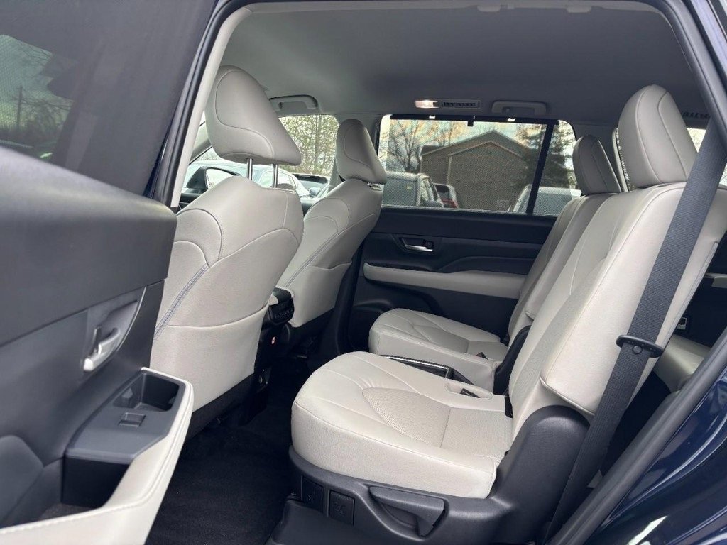 Used 2025 Toyota Grand Highlander AWD image 17