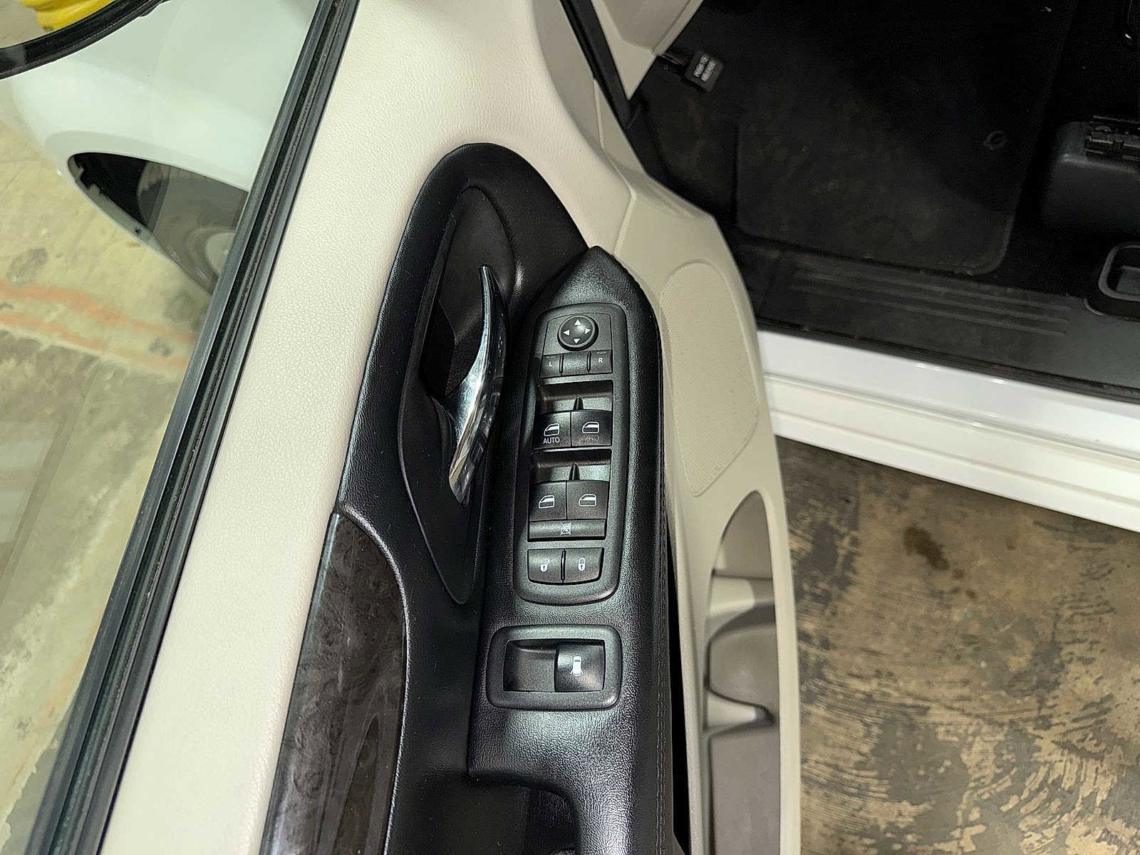Used 2019 Dodge Grand Caravan SE w/ UConnect Hands-Free Group image 22