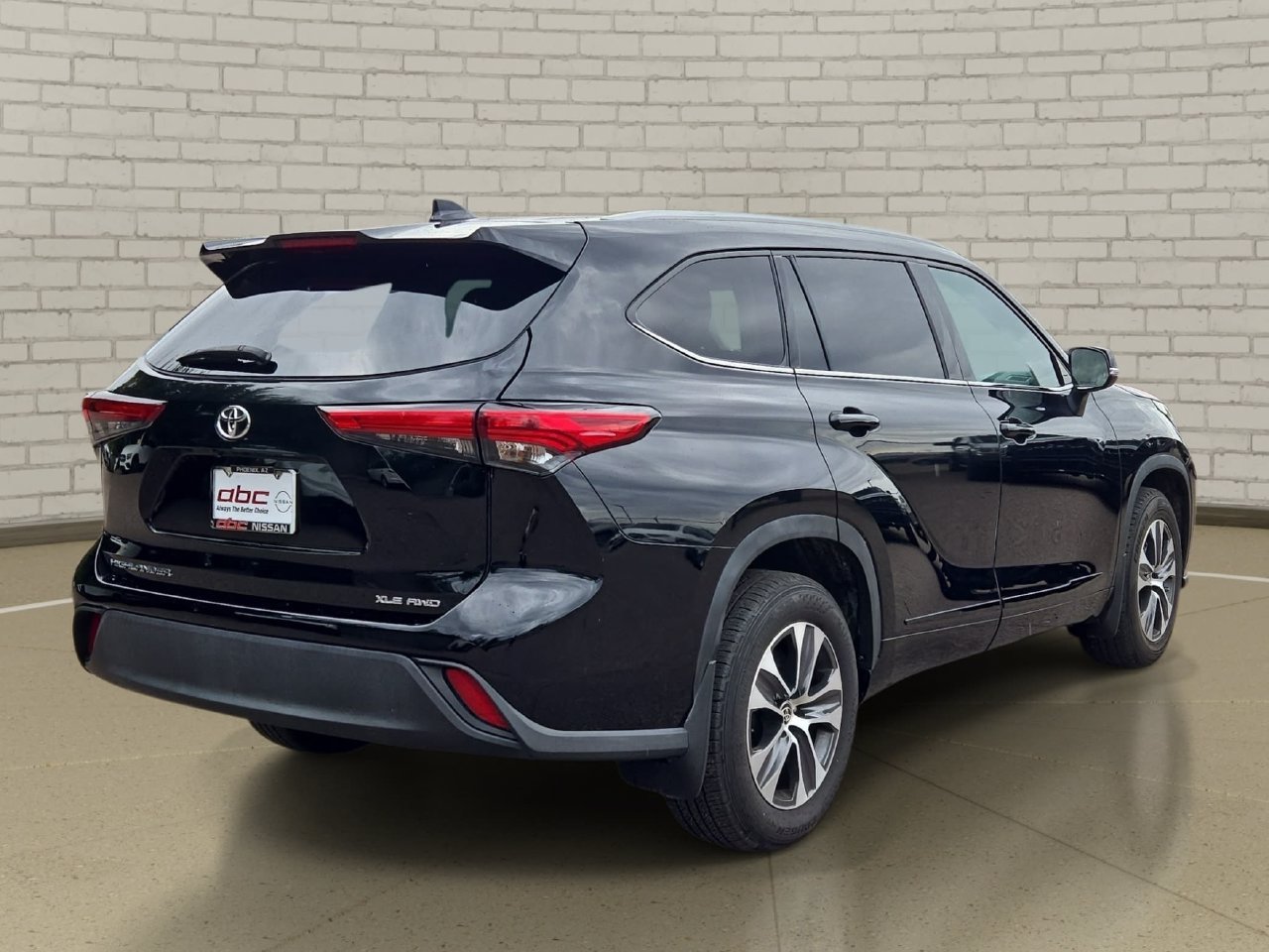 Used 2022 Toyota Highlander XLE AWD/4WD image 5