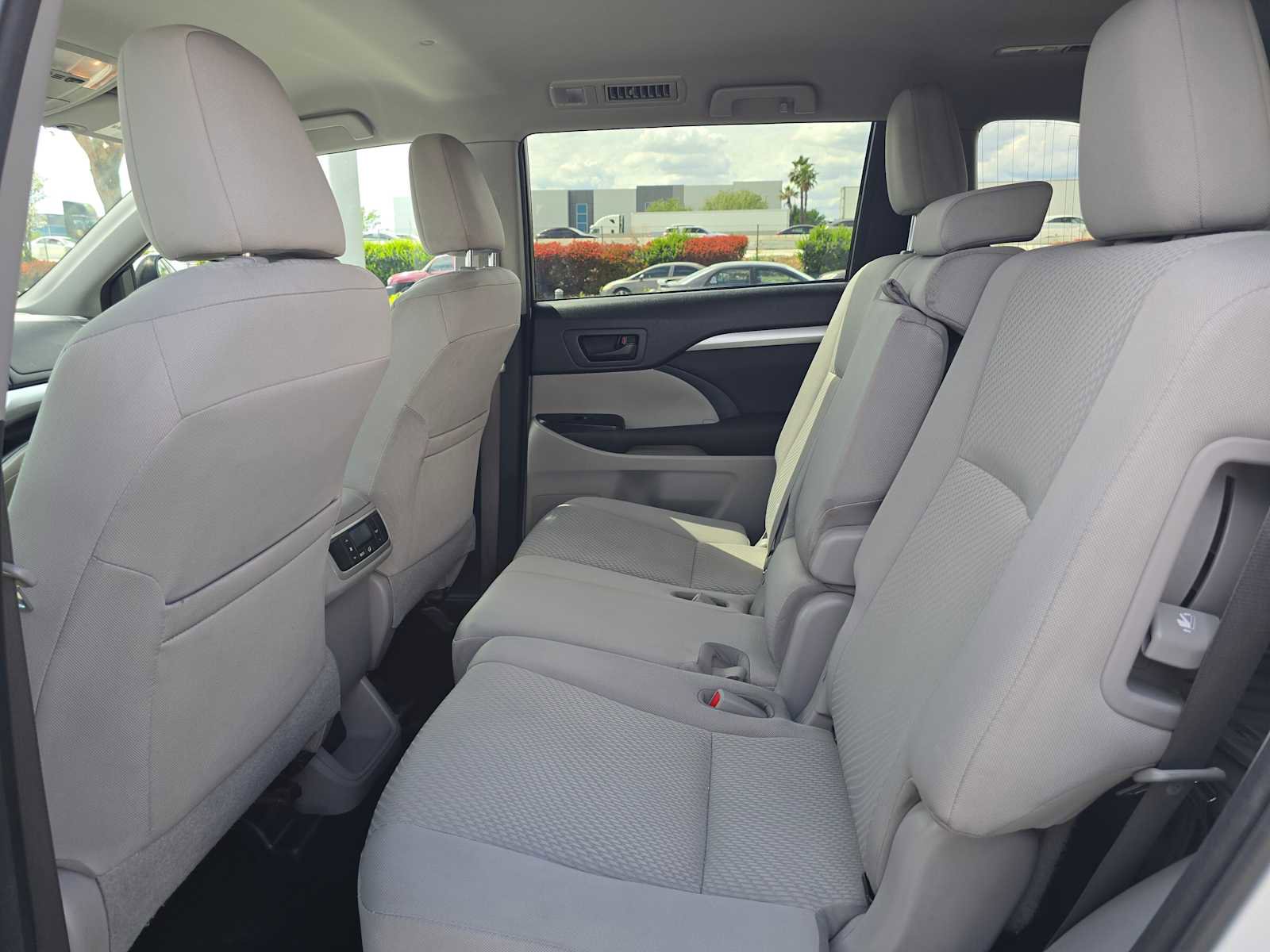 Used 2017 Toyota Highlander LE FWD image 17