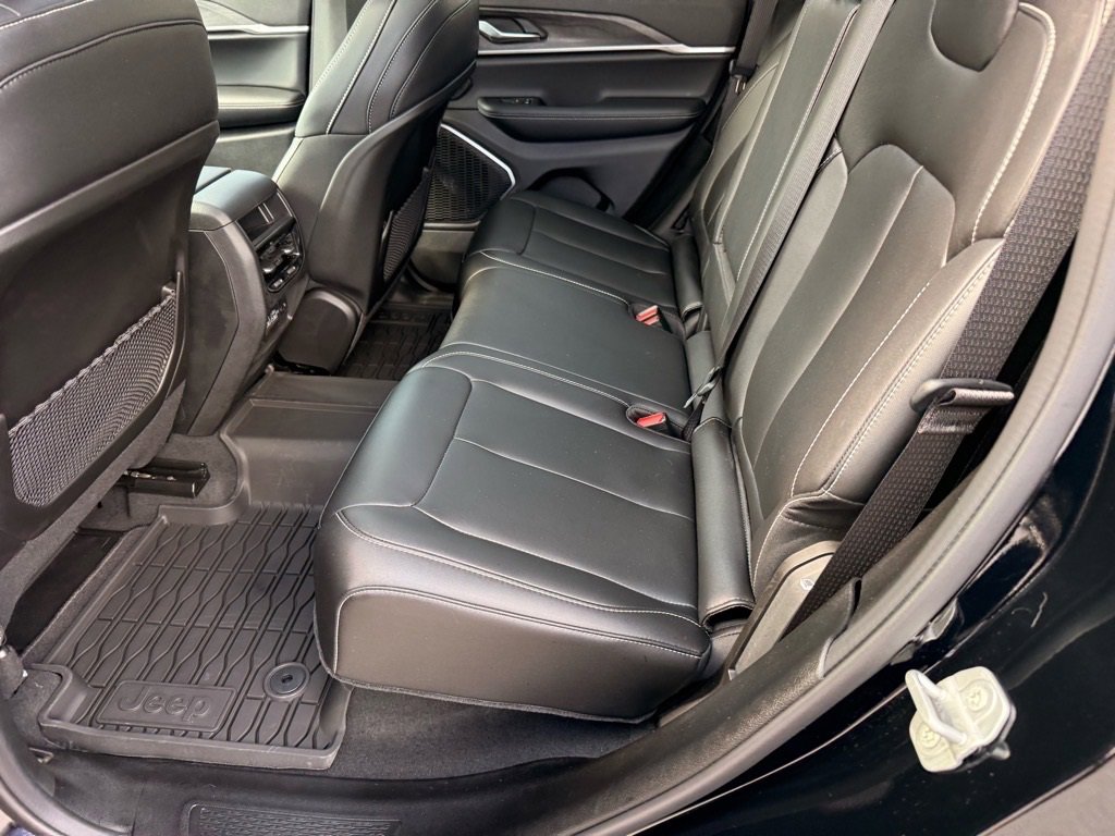 Used 2025 Jeep Grand Cherokee Limited w/ Black Appearance Package image 14