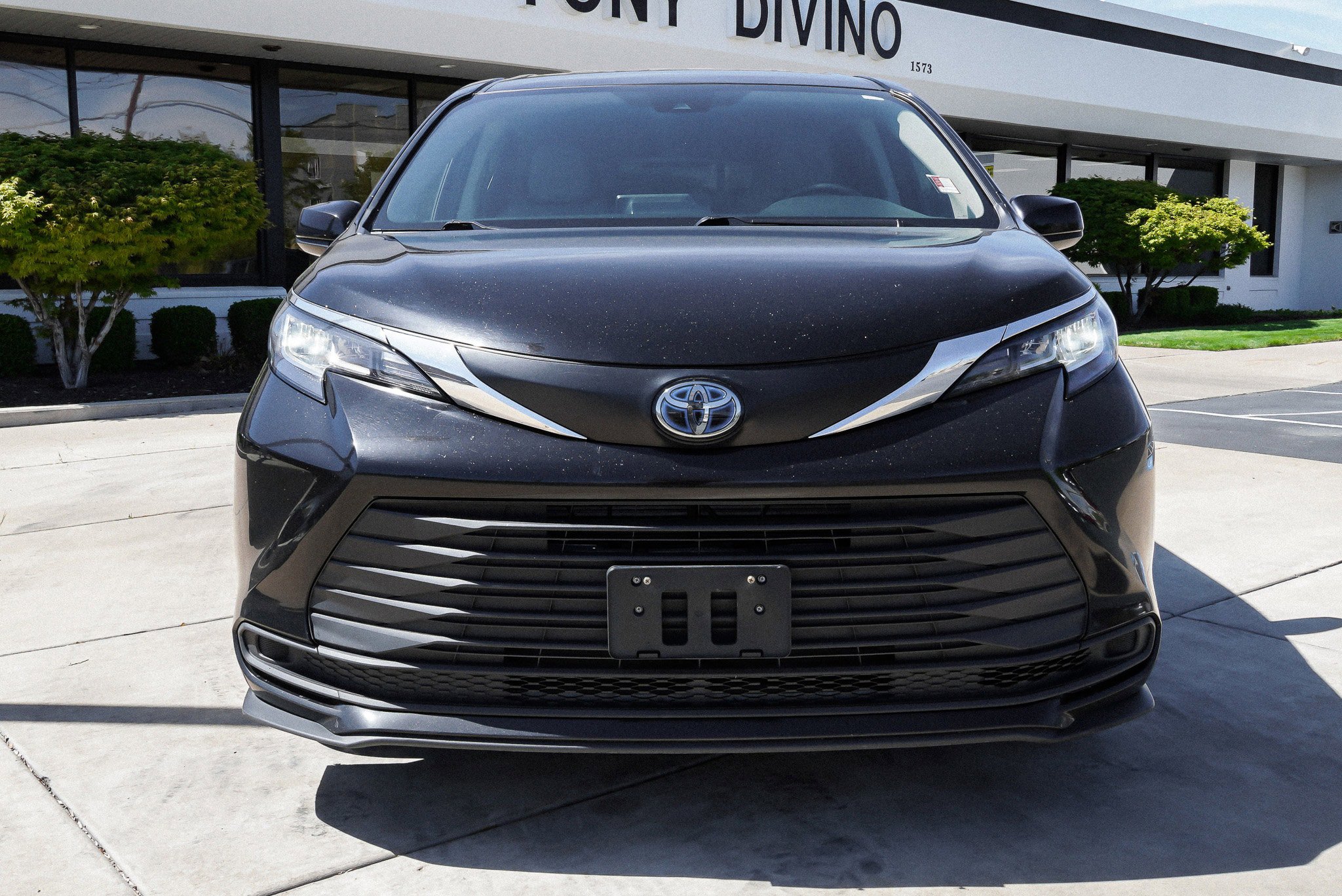 Used 2023 Toyota Sienna LE image 3