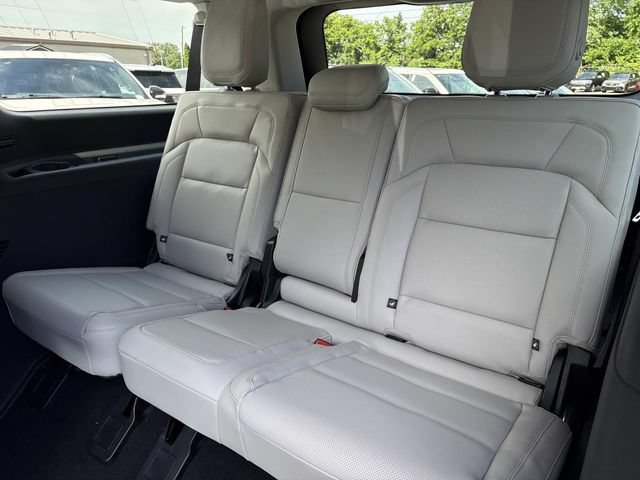 New 2026 Lincoln Navigator L Premier AWD/4WD image 19