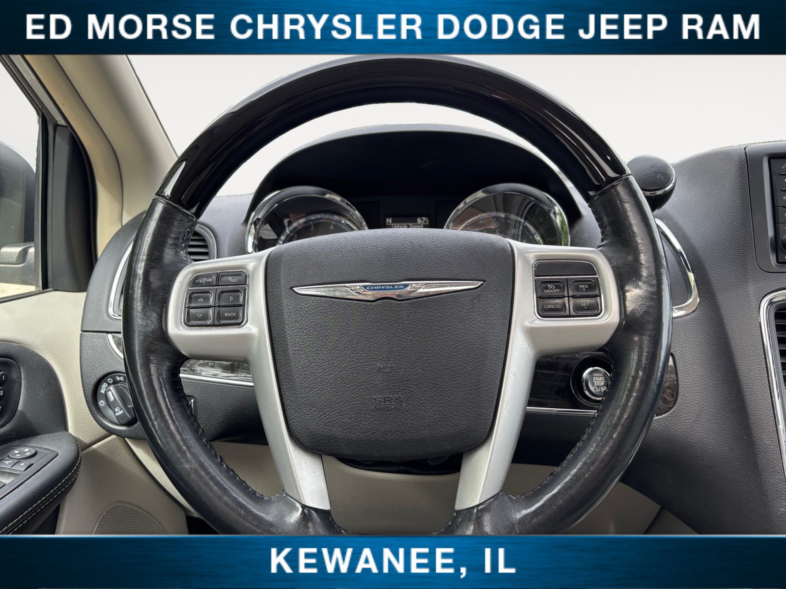 Used 2016 Chrysler Town & Country Limited Platinum FWD image 12