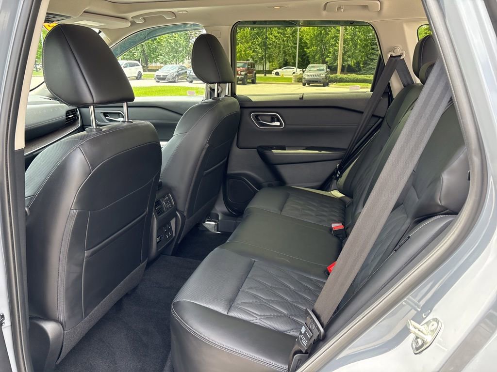 Used 2025 Nissan Rogue Platinum w/ Tech Package FWD image 9