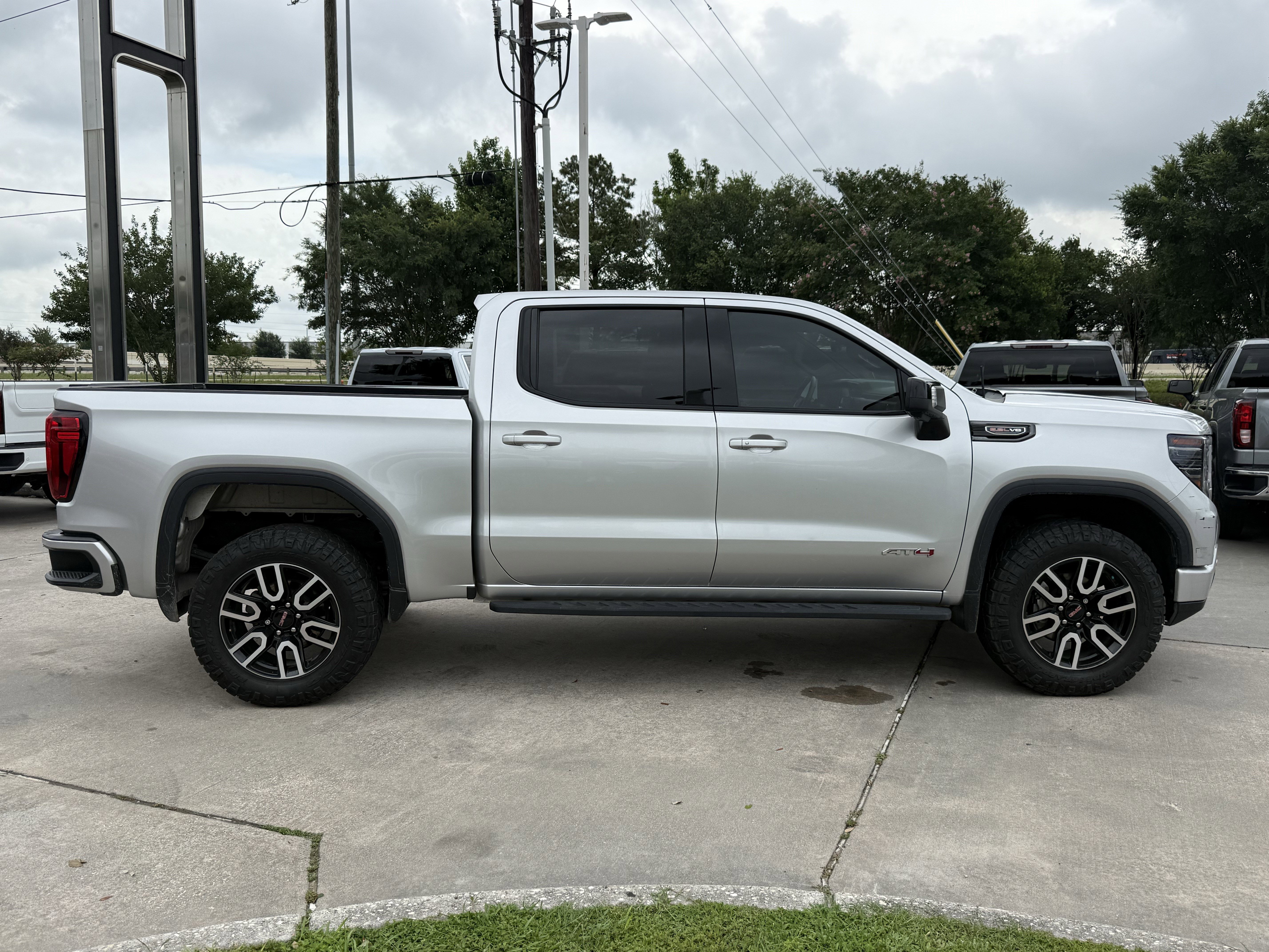 Used 2022 GMC Sierra 1500 AT4 w/ AT4 Premium Package AWD/4WD image 3