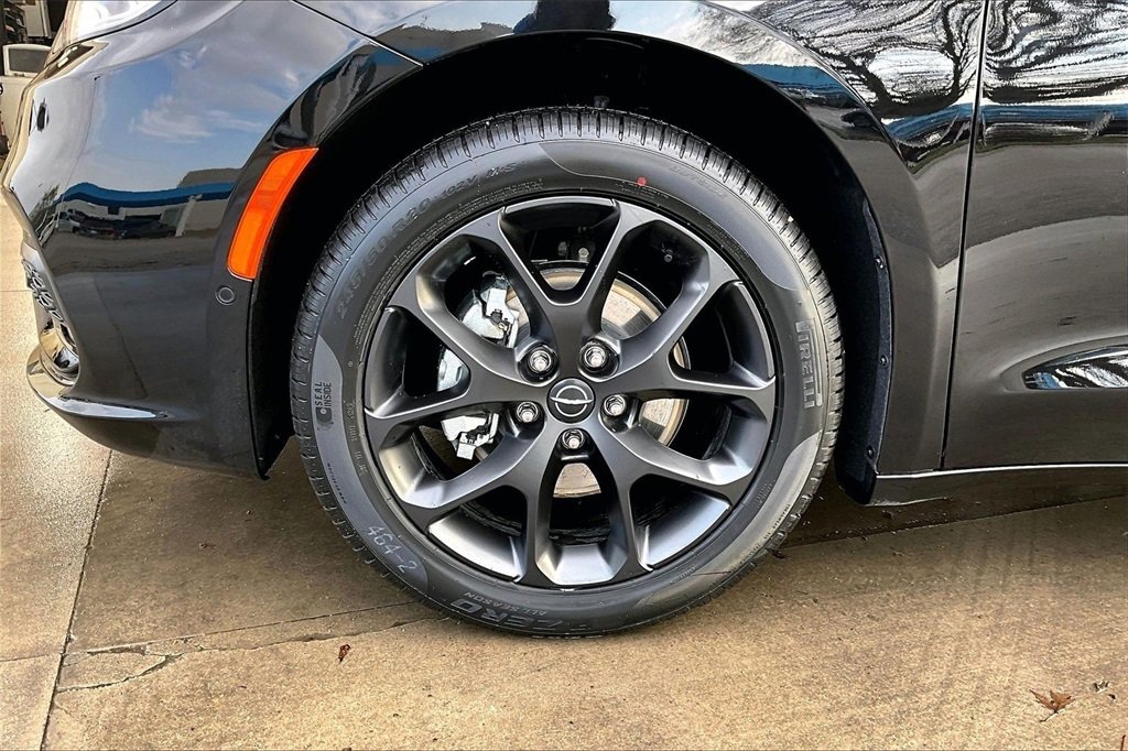 New 2026 Chrysler Pacifica Select image 11