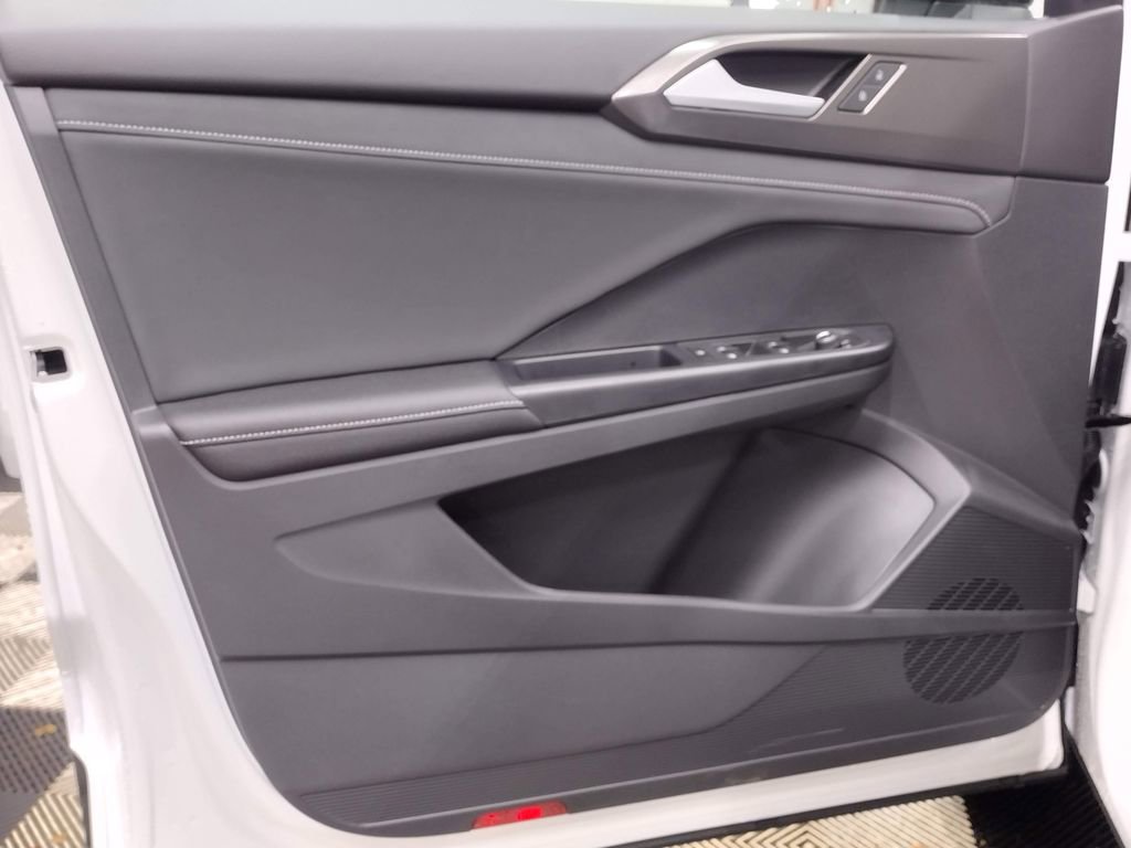 Certified 2025 Volkswagen Taos SE image 18